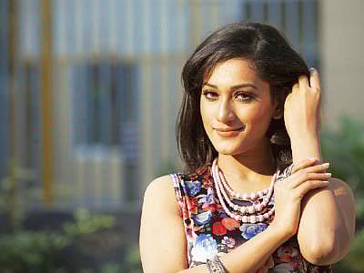 প্রাকৃতিক উপায়ে কনুইয়ের কালো দাগ দূর করা যায়। প্রতীকী ছবি।