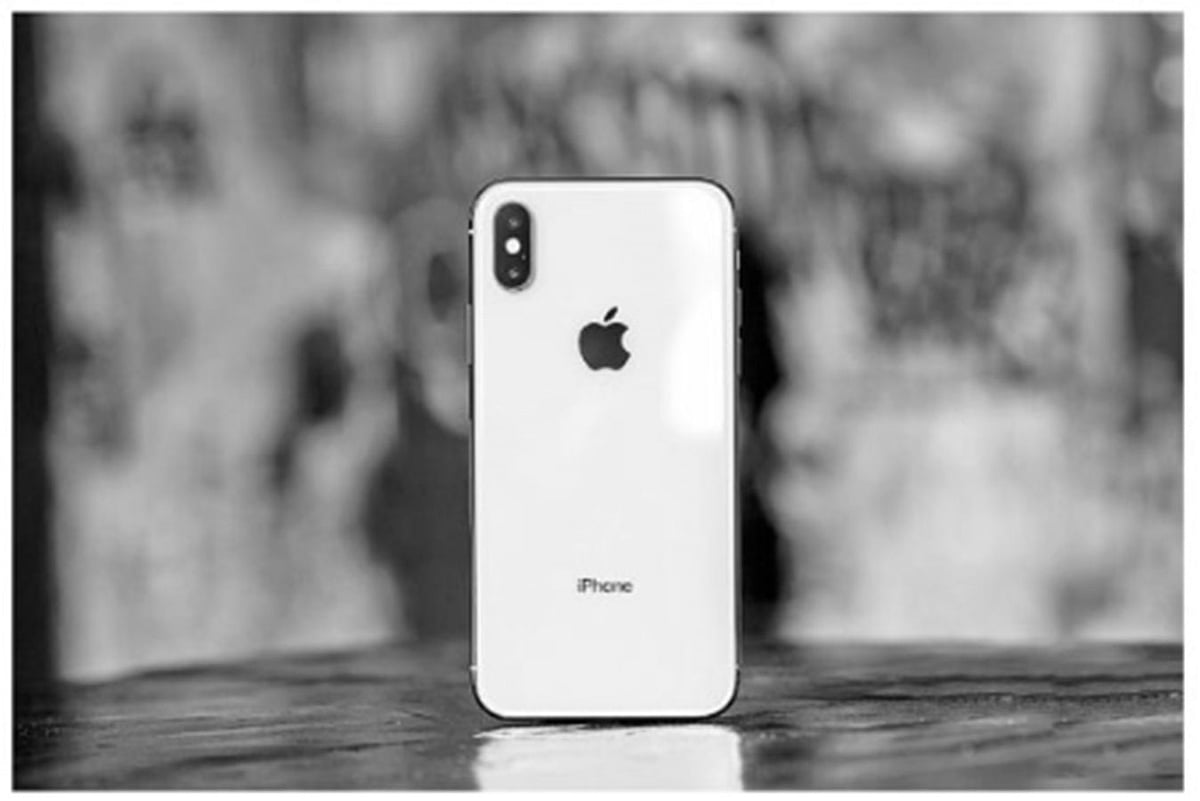 দামি স্মার্টফোনগুলোর পেছনে অংশ তৈরিতে কাচ ব্যবহার চল শুরু হয়েছে।