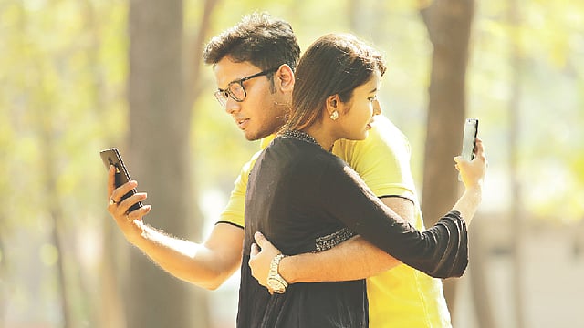 প্রযুক্তি আসক্তি কোন মাত্রায় পৌঁছালে এমন ঘটনা ঘটতে পারে! অধুনার এই আয়োজনে মডেল হয়েছেন সাদিয়া ও রনি। ছবি: সুমন ইউসুফ