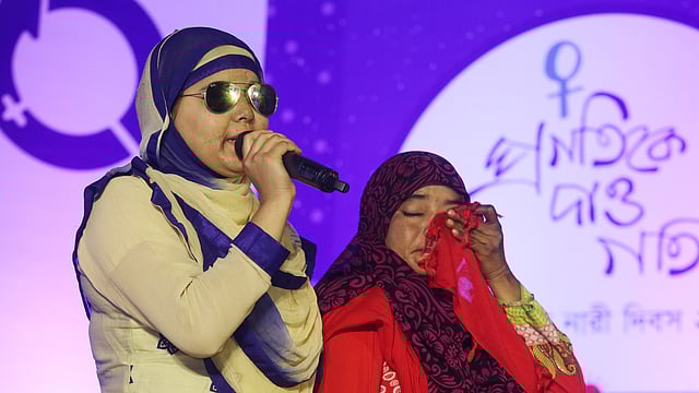 ৮ মার্চ আন্তর্জাতিক নারী দিবস। এর আগের দিন বুধবার ‘প্রগতিকে দাও গতি’ স্লোগান সামনে রেখে দিবসটি পালন করেছে প্রথম আলো। অনুষ্ঠানে নিজের অভিজ্ঞতার কথা বলেন অ্যাসিড-সন্ত্রাসের শিকার মাসুদা আক্তার মনীষা। ছায়ানট, ঢাকা, ৭ মার্চ। ছবি: আশরাফুল আলম