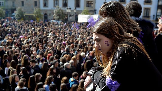 বারান্দা থেকে নিচের নারী সমাবেশ দেখছেন কয়েকজন তরুণী। বিলবাও, স্পেন, ৮ মার্চ। ছবি: রয়টার্স