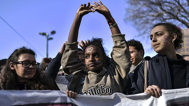 নারী দিবসে এক শোভাযাত্রায় অংশ নেওয়া তরুণীরা। মিলান, ইতালি, ৮ মার্চ। ছবি: এএফপি