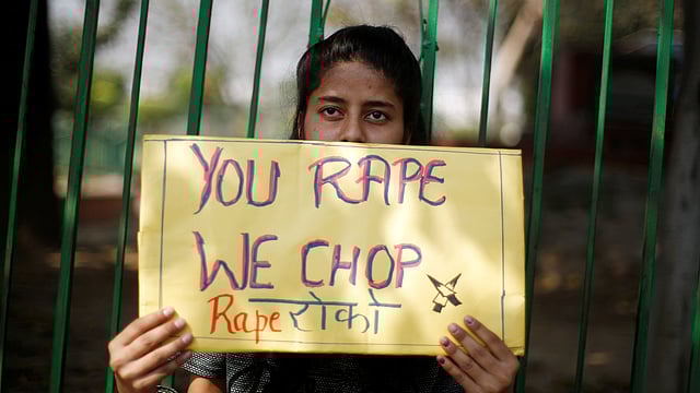 ধর্ষণের বিরুদ্ধে আয়োজিত কর্মসূচিতে অংশ নেওয়া এক তরুণী। নয়াদিল্লি, ভারত, ৮ মার্চ। ছবি: রয়টার্স