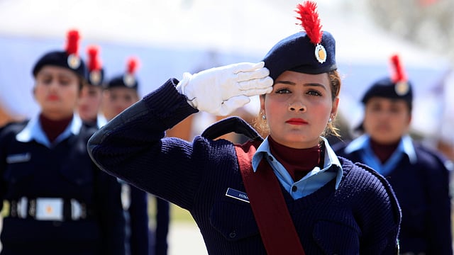 আন্তর্জাতিক নারী দিবস উপলক্ষে আয়োজিত অনুষ্ঠানে সালাম জানাচ্ছেন পাকিস্তানি নারী পুলিশ সদস্যরা। ইসলামাবাদ, পাকিস্তান, ৮ মার্চ। ছবি: রয়টার্স