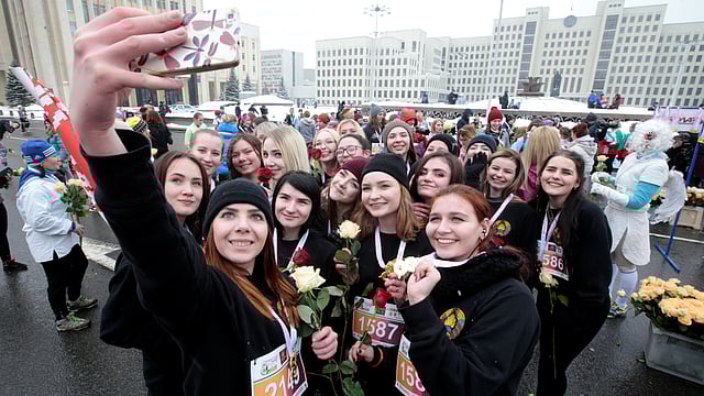 বেলারুশে নারী দিবসের কর্মসূচিতে অংশ নেওয়া কয়েকজন সেলফি তুলছেন। মিনস্ক, বেলারুশ, ৮ মার্চ। ছবি: রয়টার্স