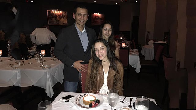 দুই মেয়ের সঙ্গে সোহেল তাজ। ছবি: সোহেল তাজের ফেসবুক থেকে নেওয়া