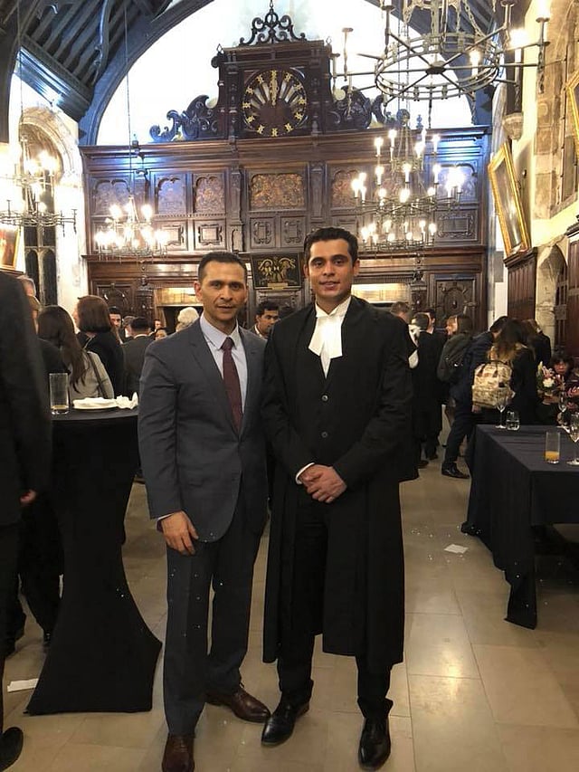 লন্ডনে নতুন ব্যারিস্টারদের সংবর্ধনা অনুষ্ঠানে সোহেল তাজের সঙ্গে ছেলে তুরাজ। ছবি: সোহেল তাজের ফেসবুক থেকে নেওয়া