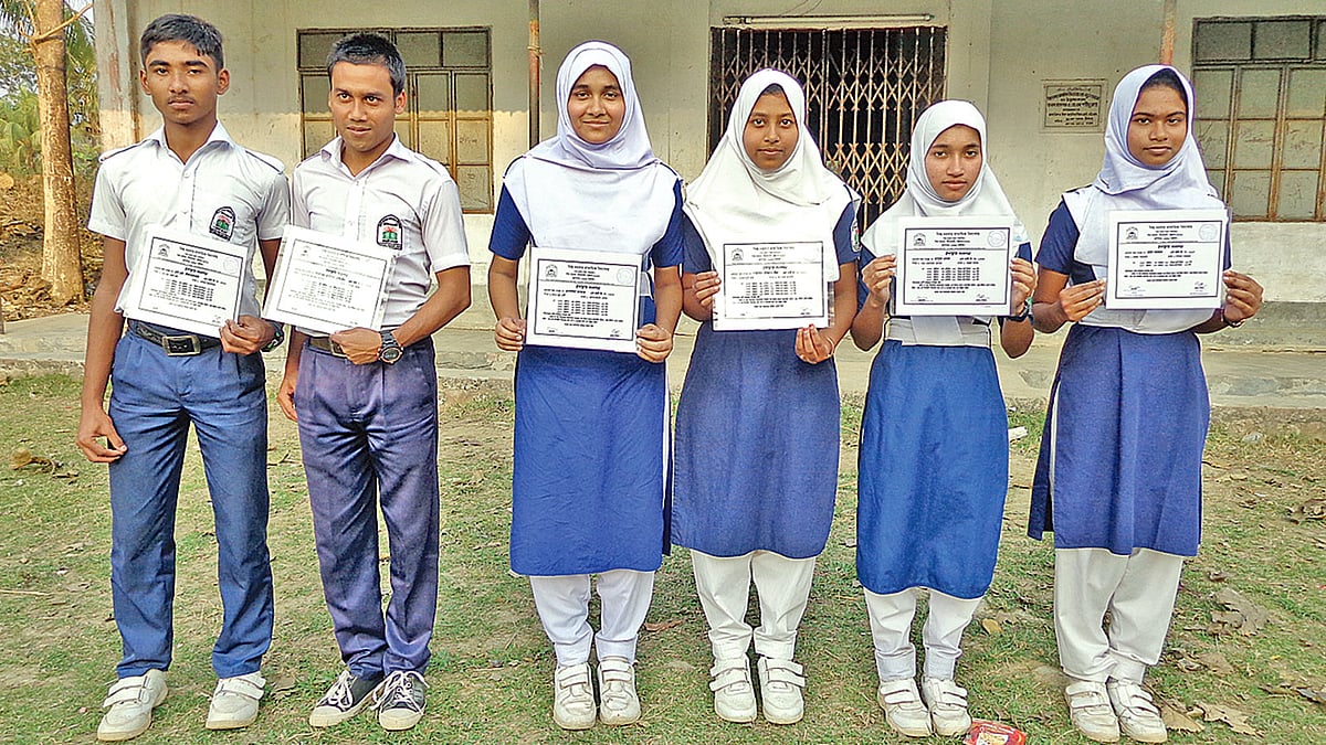মিরসরাইয়ের এই ছয় শিক্ষার্থী গত পাঁচ বছরে এক দিনও স্কুল কামাই করেনি। (বাঁ থেকে) এস এম ইফতেখারুল, কাওছার হোসেন, তাছলিমা আক্তার, শাহরিয়া ইসরাত, মাছুমা খানম ও প্রিয়া সরকার। গত ২২ ফেব্রুয়ারি বিকেলে মিরসরাইয়ের বিশ্বদরবার মাধ্যমিক বিদ্যালয় প্রাঙ্গণে। ছবি: প্রথম আলো