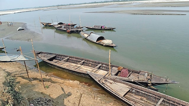 গাইবান্ধায় প্রায় শুকনো তিস্তা। ছবি: লেখক