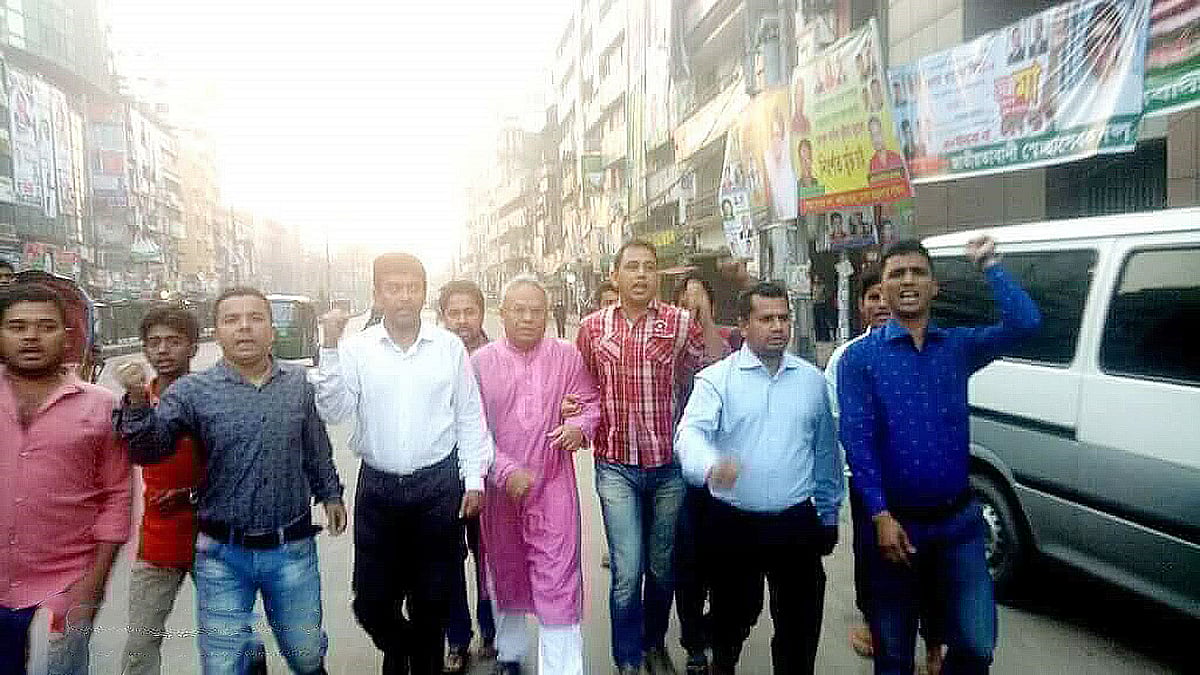 ৪০ দিন পর কেন্দ্রীয় কার্যালয় থেকে বের হয়ে মিছিলে অংশ নিয়েছেন বিএনপির জ্যেষ্ঠ নেতা রুহুল কবির রিজভী। ছবি: সংগৃহীত