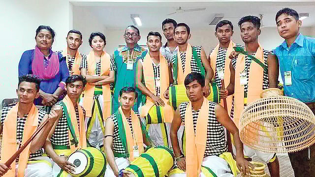 আনন্দ নিকেতনের নৃত্যদল। ছবি: সংগৃহীত