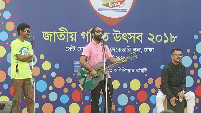 গান গাইছেন সংগীতশিল্পী সন্ধি। সেন্ট যোসেফ হায়ার সেকেন্ডারি স্কুল, ঢাকা, ১০ মার্চ। ছবি: সাইফুল ইসলাম