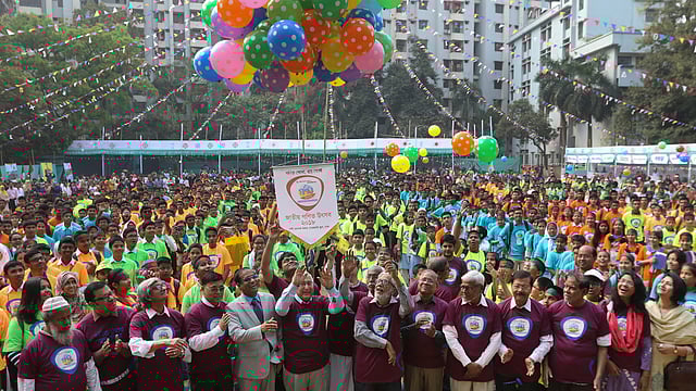 রঙিন বেলুন উড়িয়ে ষোড়শ ডাচ্-বাংলা ব্যাংক-প্রথম আলো গণিত উৎসব ২০১৮-এর উদ্বোধন করা হয়। সেন্ট যোসেফ হায়ার সেকেন্ডারি স্কুল, ঢাকা, ৯ মার্চ। ছবি: আশরাফুল আলম