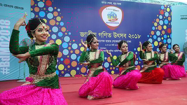 শিল্পীদের মনোজ্ঞ নৃত্য পরিবেশন। সেন্ট যোসেফ হায়ার সেকেন্ডারি স্কুল, ঢাকা, ১০ মার্চ। ছবি: সাইফুল ইসলাম