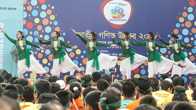 সমবেত নৃত্য পরিবেশন। সেন্ট যোসেফ হায়ার সেকেন্ডারি স্কুল, ঢাকা, ১০ মার্চ। ছবি: সাইফুল ইসলাম