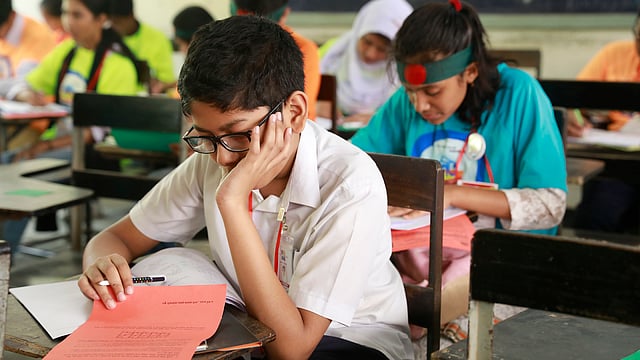 গণিতের পরীক্ষায় শিক্ষার্থীরা। সেন্ট যোসেফ হায়ার সেকেন্ডারি স্কুল, ঢাকা, ৯ মার্চ। ছবি: শুভ্র কান্তি দাশ