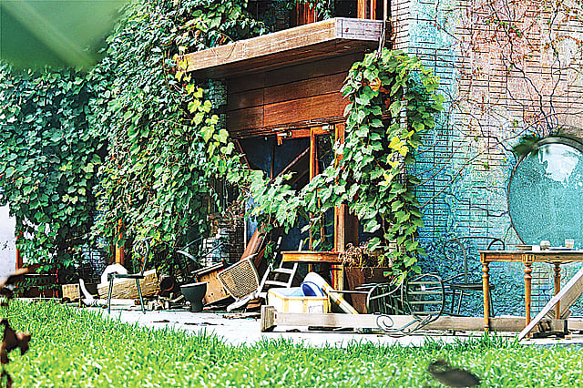 হামলার পর হোলি আর্টিজান বেকারি। প্রথম আলো ফাইল ছবি।