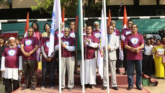 ষোড়শ ডাচ্-বাংলা ব্যাংক-প্রথম আলো গণিত উৎসব ২০১৮-এর উদ্বোধনের আগে গতকাল শুক্রবার জাতীয় পতাকা উত্তোলন করেন অতিথিরা। সেন্ট যোসেফ হায়ার সেকেন্ডারি স্কুল, ঢাকা, ৯ মার্চ। ছবি: আশরাফুল আলম