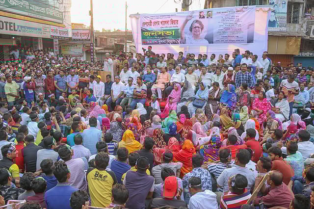 খুলনা নগরে দলীয় কার্যালয়ের সামনে শনিবার জনসভা করে বিএনপি। খুলনা, ১০ মার্চ। ছবি: সাদ্দাম হোসেন