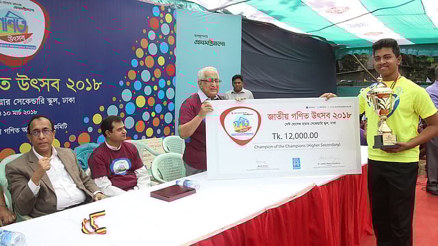 সেরাদের সেরার হাতে পুরস্কার তুলে দিচ্ছেন অধ্যাপক জামিলুর রেজা চৌধুরী। সেন্ট যোসেফ হায়ার সেকেন্ডারি স্কুল, ঢাকা, ১০ মার্চ। ছবি: সাইফুল ইসলাম