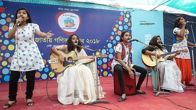 ‘আয়নাবাজি’ চলচ্চিত্রের গান দিয়ে শুরু হয় সমাপনী অনুষ্ঠানের আনুষ্ঠানিকতা। সেন্ট যোসেফ হায়ার সেকেন্ডারি স্কুল, ঢাকা, ১০ মার্চ। ছবি: সাইফুল ইসলাম