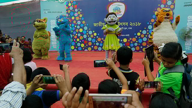 মঞ্চে সিসিমপুরের বন্ধুরা। সেন্ট যোসেফ হায়ার সেকেন্ডারি স্কুল, ঢাকা, ৯ মার্চ। ছবি: হাসান রাজা