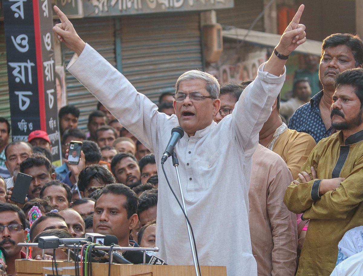 খুলনা নগরের কেডি ঘোষ সড়কে দলীয় কার্যালয়ের সামনে জনসভায় বক্তব্য দেন বিএনপির মহাসচিব মির্জা ফখরুল ইসলাম আলমগীর। খুলনা, ১০ মার্চ। ছবি: সাদ্দাম হোসেন