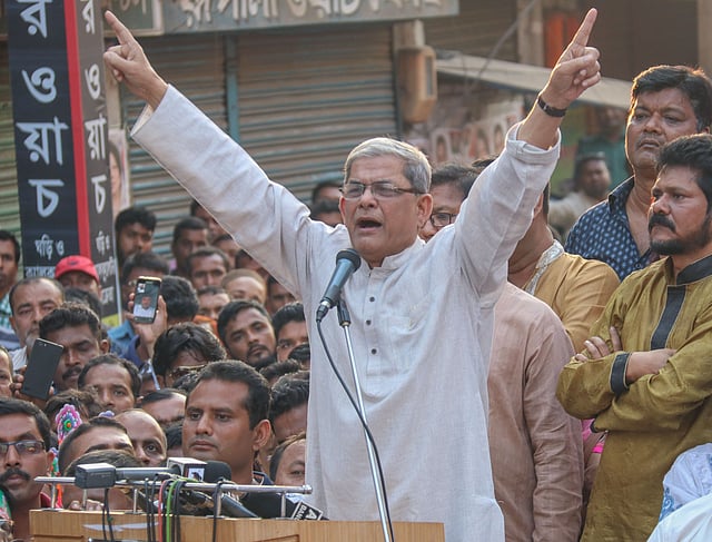 খুলনা নগরের কেডি ঘোষ সড়কে দলীয় কার্যালয়ের সামনে জনসভায় বক্তব্য দেন বিএনপির মহাসচিব মির্জা ফখরুল ইসলাম আলমগীর। খুলনা, ১০ মার্চ। ছবি: সাদ্দাম হোসেন