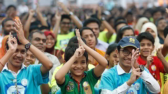 বিশেষ ধরনের হাততালির অনুশীলন চলছে। সেন্ট যোসেফ হায়ার সেকেন্ডারি স্কুল, ঢাকা, ৯ মার্চ। ছবি: হাসান রাজা