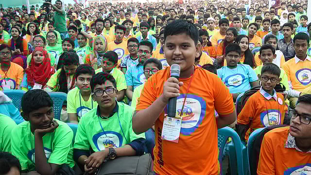 আয়োজকদের সঙ্গে মতবিনিময় করছে এক প্রতিযোগী। সেন্ট যোসেফ হায়ার সেকেন্ডারি স্কুল, ঢাকা, ১০ মার্চ। ছবি: সাইফুল ইসলাম