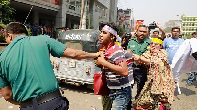 চাকরিতে ঢোকার বয়স ৩৫ বছর করার দাবিতে আন্দোলনরত প্রার্থীদের বেশ কয়েকজনকে আটক করে পুলিশ। বাংলামোটর, ঢাকা, ১০ মার্চ। ছবি: শুভ্র কান্তি দাশ