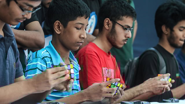 শনিবার সমাপনী দিনে রুবিক কিউব প্রতিযোগিতায় শিক্ষার্থীরা। সেন্ট যোসেফ হায়ার সেকেন্ডারি স্কুল, ঢাকা, ১০ মার্চ। ছবি: সাইফুল ইসলাম