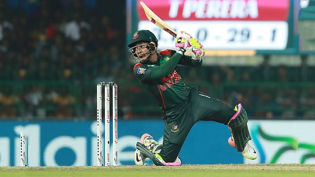 মুশফিকের হাতে শট আছে—এটা বিসিবি সভাপতি জানতেনই না! ছবি: প্রথম আলো