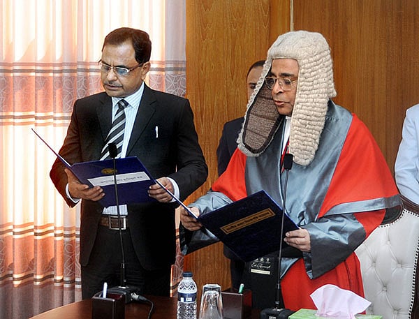 হামিদুল হককে শপথ পড়ান প্রধান বিচারপতি সৈয়দ মাহমুদ হোসেন। ছবি: পিএসসির সৌজন্যে