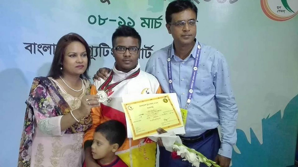 বাবা-মায়ের মাঝখানে ছেলে রওনক চৌধুরী। সঙ্গে আছে ছোট ছেলে রাফকাত চৌধুরীও।