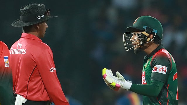 শ্রীলঙ্কানদের সময় নষ্ট নিয়ে মাঠে বারবার অভিযোগ করেছেন মুশফিক। ছবি: শামসুল হক