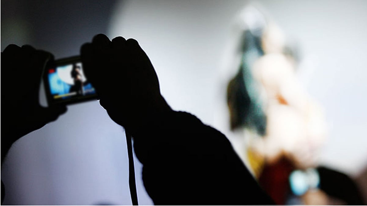 হলিউডের চলচ্চিত্রে এভাবে নবাগত নারী অভিনেত্রীদের তো বটেই, অনেক সময় প্রতিষ্ঠিত অভিনেত্রীদের নগ্ন দৃশ্যে অভিনয়ের জন্য জোরজবরদস্তি করা হয় বলে অভিযোগ। নবাগত হলে অবস্থা হয় বেশি বেগতিক। ছবি: রয়টার্স