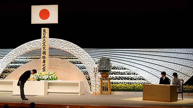 জাপানের প্রধানমন্ত্রী শিনজো আবের আনুষ্ঠানিক শ্রদ্ধা নিবেদন। টোকিও, জাপান, ১১ মার্চ। ছবি: রয়টার্স