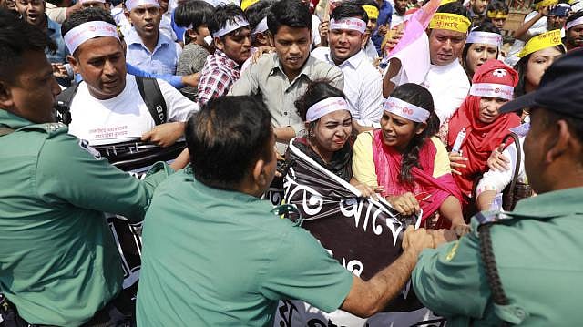 নারীদের বাধা দিচ্ছেন পুলিশের সদস্যরা। শাহবাগ, ঢাকা।