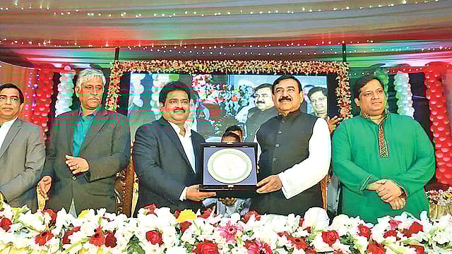 ২০১৭ সালের জানুয়ারিতে টঙ্গীতে জারা ডেনিম ও এননটেক্স নিটটেক্স কারখানা উদ্বোধন অনুষ্ঠানে নৌপরিবহনমন্ত্রী শাজাহান খানকে ক্রেস্ট তুলে দেন ইউনুস বাদল। উপস্থিত ছিলেন গাজীপুর-২ আসনের সাংসদ জাহিদ আহসান।  ছবি: সংগৃহীত