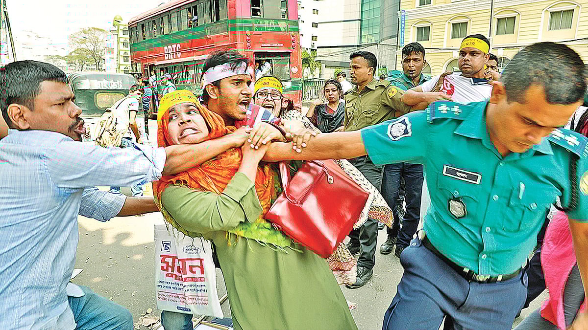 সরকারি চাকরিতে প্রবেশের বয়স ৩৫ করার দাবিতে আন্দোলনরত কয়েকজনকে আটক করে পুলিশ। এ সময় পুলিশকে নিবৃত্ত করার চেষ্টা করেন আন্দোলনকারীরা। গতকাল বাংলামোটরে। প্রথম আলো