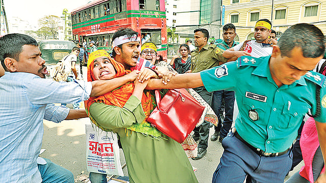 সরকারি চাকরিতে প্রবেশের বয়স ৩৫ করার দাবিতে আন্দোলনরত কয়েকজনকে আটক করে পুলিশ। এ সময় পুলিশকে নিবৃত্ত করার চেষ্টা করেন আন্দোলনকারীরা। গতকাল বাংলামোটরে।  প্রথম আলো