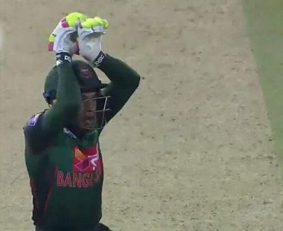 এভাবেই ‘নাগিন নাচে’ মেতেছিলেন মুশফিকুর রহিম। ছবি: টুইটার