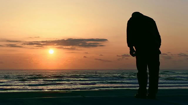 সমুদ্রের দিকে মুখ করে প্রার্থনা করছেন একজন। টোকিও, জাপান, ১১ মার্চ। ছবি: রয়টার্স