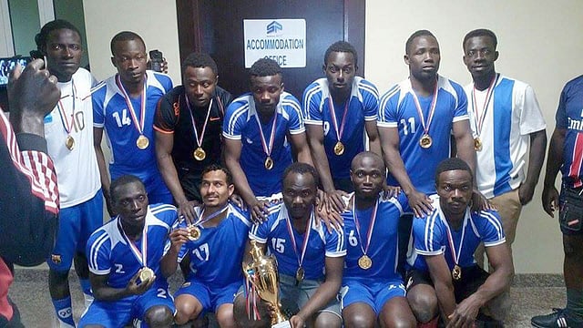 এভাবেই দেশের বিভিন্ন অঞ্চলে দল বেঁধে খেলে বেড়ান আফ্রিকান নামকাওয়াস্তে ফুটবলাররা। সংগৃহীত ছবি