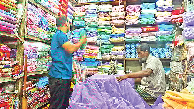 অনেকে পছন্দের কাপড় ও মাপ দিয়ে মশারি বানিয়ে নিচ্ছেন। তাই ব্যস্ততা বেড়েছে মশারি তৈরির কারিগরদের। গতকাল কারওয়ান বাজারে। প্রথম আলো