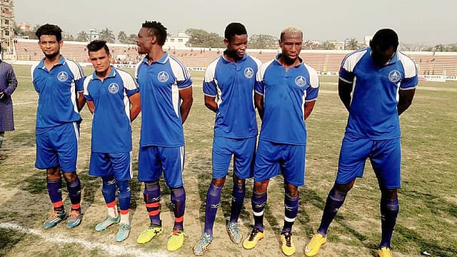 এভাবেই দেশের বিভিন্ন অঞ্চলে দল বেঁধে খেলে বেড়ান আফ্রিকান নামকাওয়াস্তে ফুটবলাররা। সংগৃহীত ছবি