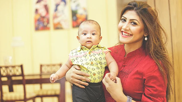 নতুন মায়ের পোশাক হতে হবে আরামদায়ক। মডেল: শ্রাবণ্য ও তাঁর ছেলে শুদ্ধ, সাজ: রেড, পোশাক: আড়ং, ছবি: সুমন ইউসুফ
