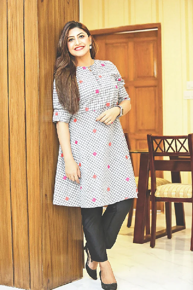 কাজের জায়গায় মানাবে লম্বা কুর্তা