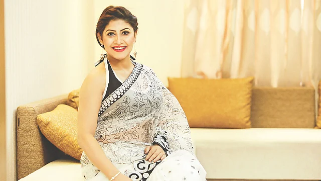 দাওয়াতে বেছে নিতে পারেন শাড়ি। শাড়ি: সাদাকালো